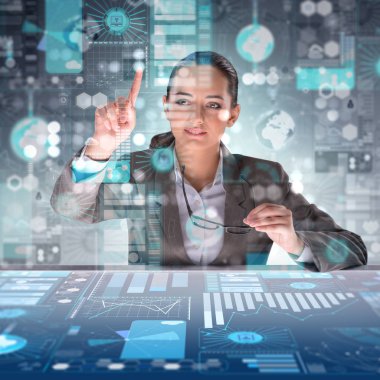 Fütürist veri madenciliği konseptinde bir kadın