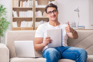 Kanepede oturan adam.