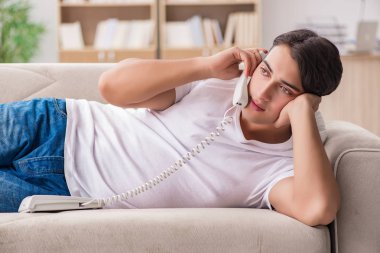 Koltukta yalan telefonda konuşan genç adam