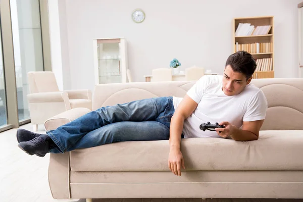 Man verslaafd aan computerspelletjes — Stockfoto