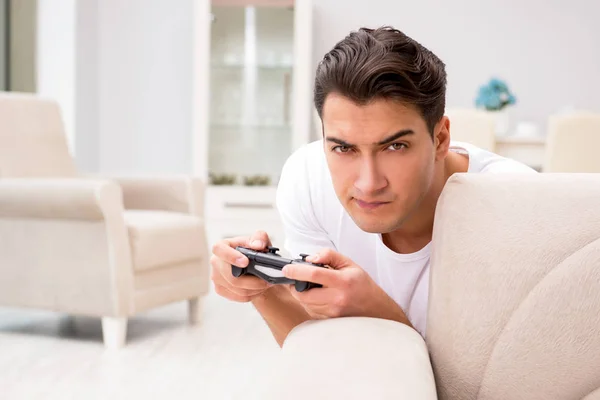 Hombre adicto a los juegos de ordenador —  Fotos de Stock