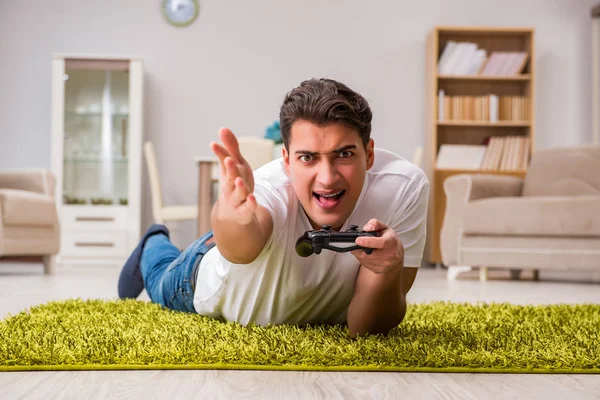 Homem viciado em jogos de computador — Fotografia de Stock