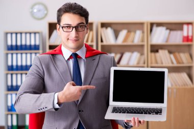 Ofiste çalışan süper kahraman iş adamı.