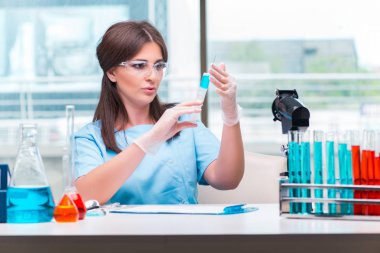 Laboratuarda çalışan genç kadın doktor