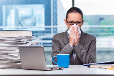 Ofiste çalışan genç bir iş kadını.