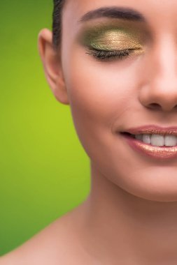 Güzellik kavramı yeşil zemin üzerine genç kadın