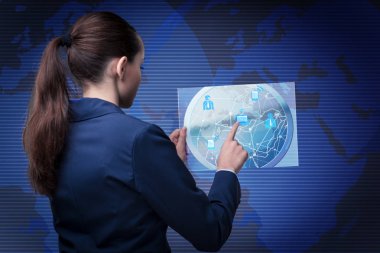 Sosyal ağlardaki kadın konsepti