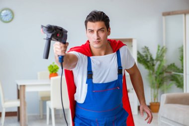 Evde çalışan süper kahraman tamirci.