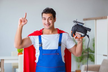 Evde çalışan süper kahraman tamirci.