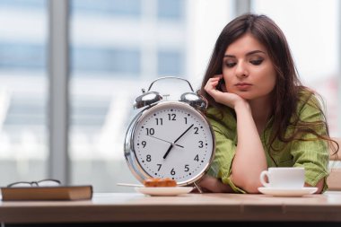 Çalar saati olan öğrenci sınavlara hazırlanıyor