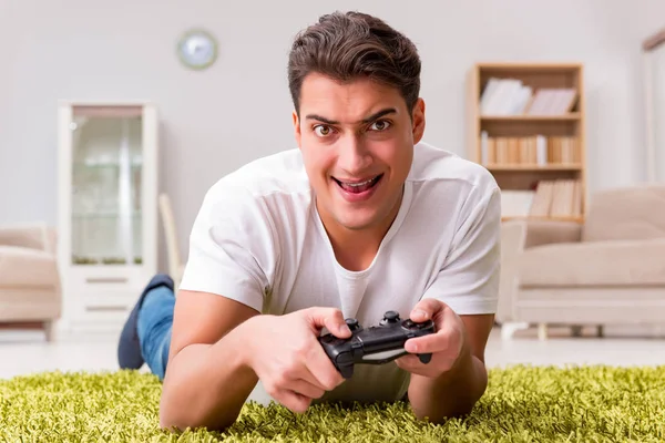 Man verslaafd aan computerspelletjes — Stockfoto