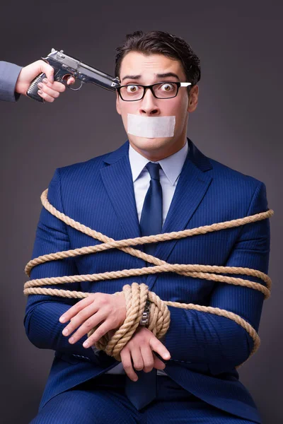 Zakenman gegijzeld en vastgebonden met touw — Stockfoto