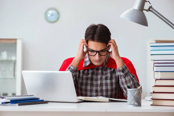 Étudiant super héros avec des livres étudiant pour les examens — Photo