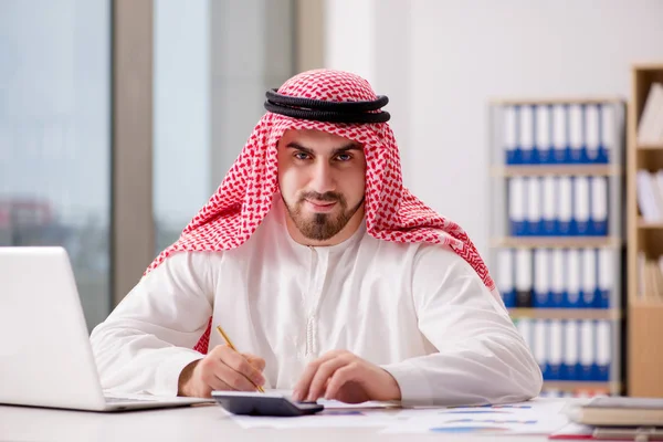 Arab businessman working on laptop computer — Stock Photo, Image