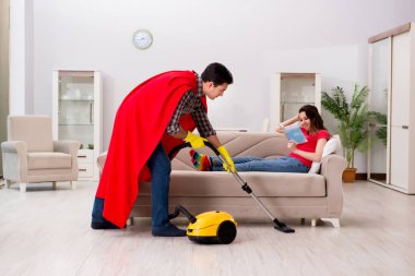 Süper kahraman koca karısına evde yardım ediyor.