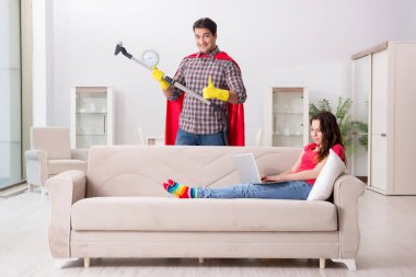 Süper kahraman koca karısına evde yardım ediyor.