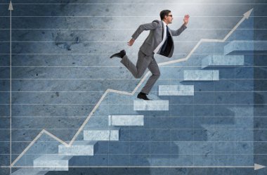 Genç işadamı tırmanma kariyer basamaklarını
