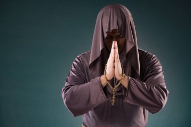 Monk gri arka plan üzerinde dini kavram