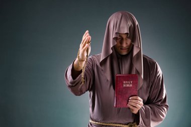 Monk gri arka plan üzerinde dini kavram