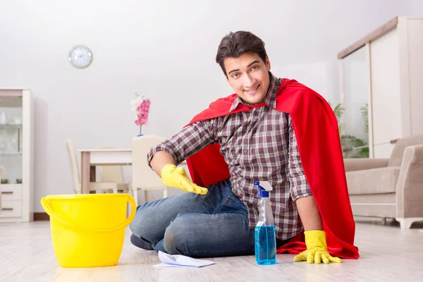 슈퍼 히어로 남편이 집에서 청소하는 모습 — 스톡 사진