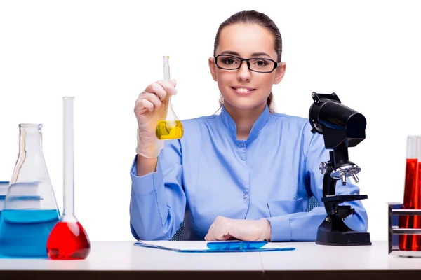 Químico de laboratorio que trabaja con microscopio y tubos —  Fotos de Stock