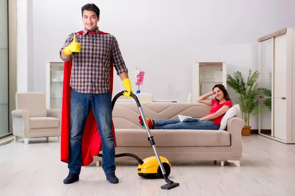 Superhrdina manžel pomáhá své ženě doma — Stock fotografie