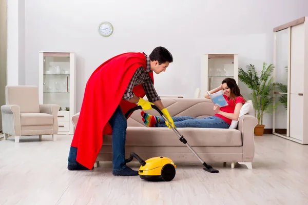 Süper kahraman koca karısına evde yardım ediyor. — Stok fotoğraf