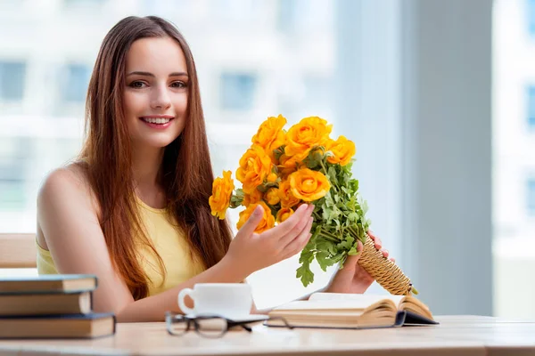 Mladá dívka s dárkem květin — Stock fotografie