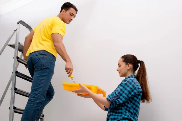 Maka och make familj gör hem förbättringar — Stockfoto