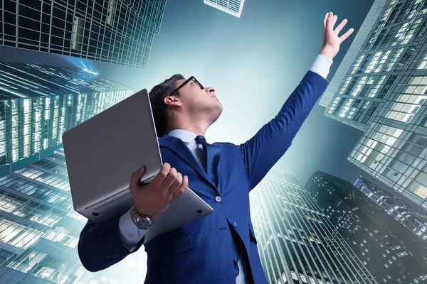 Üzletember, a laptop ellen az épület — Stock Fotó