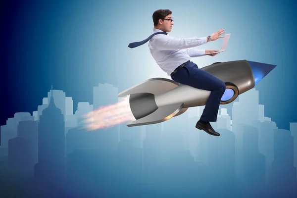Üzletember repülő rakéta az üzleti koncepció — Stock Fotó