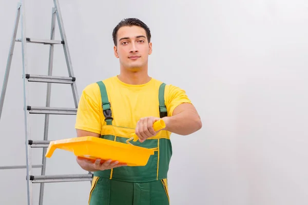 Hombre pintando la pared en concepto de bricolaje —  Fotos de Stock