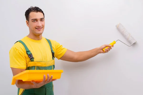 Hombre pintando la pared en concepto de bricolaje — Foto de Stock