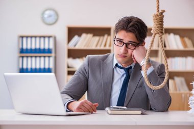 İntihar ettiği düşünülürse iflas etmiş bir işadamı.