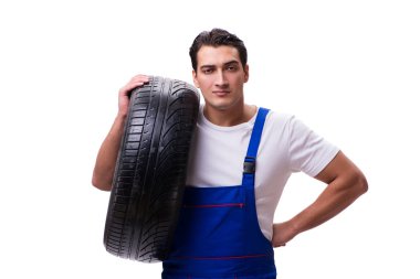 Yakışıklı lastik tamircisi beyazda izole edilmiş.