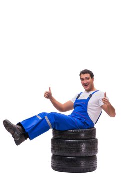 Yakışıklı lastik tamircisi beyazda izole edilmiş.