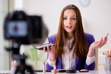 Güzellik moda blogcusu video kaydediyor