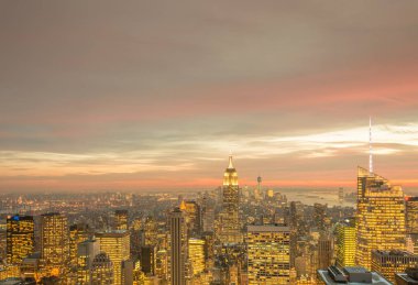 Günbatımında New York Manhattan 'ın gece manzarası