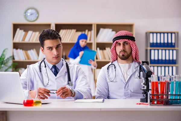 A sokszínűség fogalma az orvosokkal a kórházban — Stock Fotó