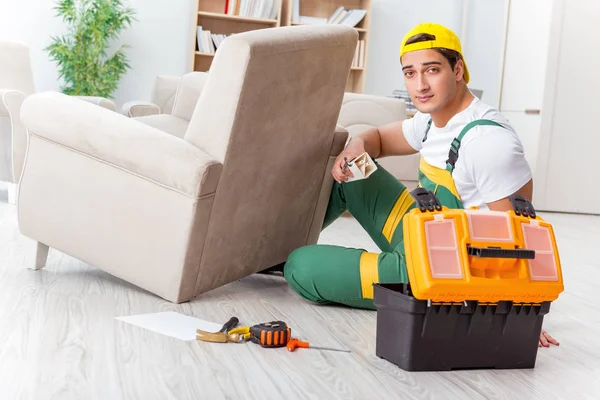 Trabalhador de reparação de móveis em casa — Fotografia de Stock