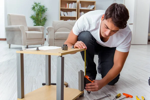 Homem montando móveis em casa — Fotografia de Stock