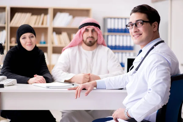 Arts raadplegen van Arabische familie in ziekenhuis — Stockfoto