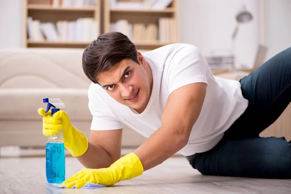 Man husband cleaning the house helping wife — Stock Photo, Image