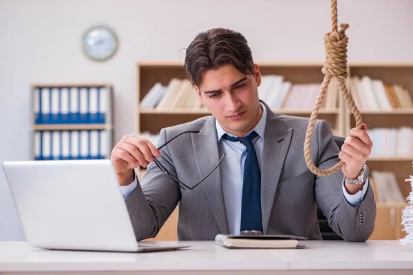 Un hombre de negocios en bancarrota considerando suicidarse ahorcado —  Fotos de Stock