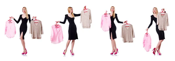 Žena se snaží vybrat oblečení na bílém pozadí — Stock fotografie