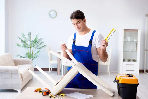 Hombre silla de reparación en la habitación —  Fotos de Stock