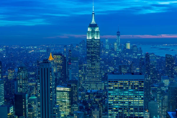 Nachtzicht van New York Manhattan tijdens zonsondergang — Stockfoto