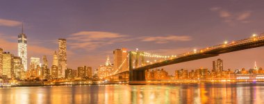 Manhattan ve Brooklyn köprüsünün gece manzarası