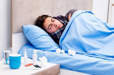 Hasta adam yatakta ilaç ve uyuşturucu alıyor.