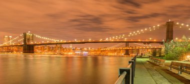 Manhattan ve Brooklyn köprüsünün gece manzarası